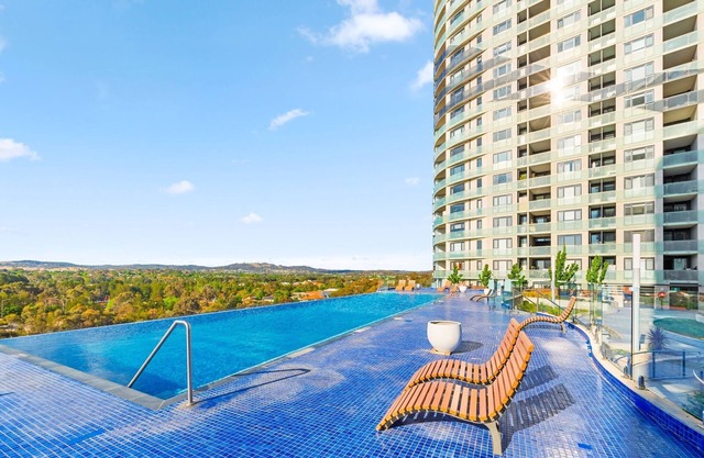 Bright 2-Bed Apartment with Scenic Balcony