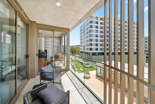 Bright 2-Bed Apartment with Gym BBQ & Pool Access