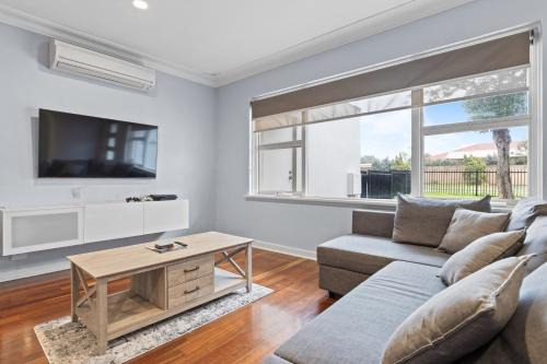 Bright 2-Bed House with Garage & BBQ in Bateman