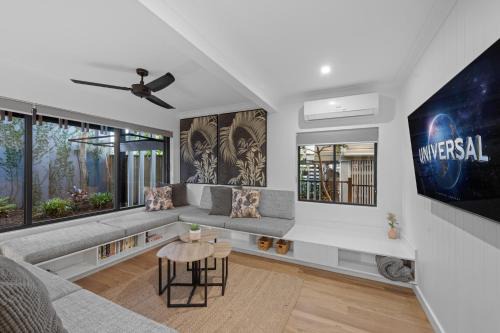 Bright 2-Bed New Farm Apartment with Private Patio