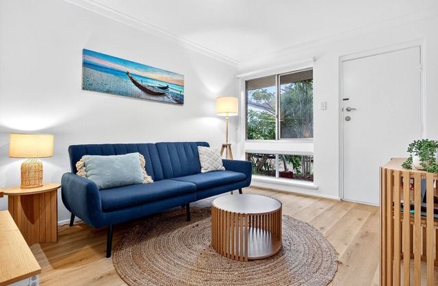 Bright 2-Bed Unit Near Scarborough Beach