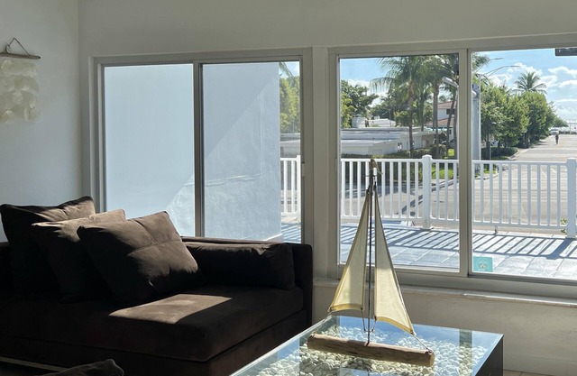 Bright 2 Bedroom w/Den Bungalow Overlooking Ocean