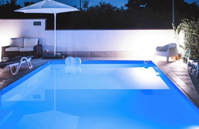 Bright 2 bedroom apartment in villa with pool and barbecue, 1km from the sea