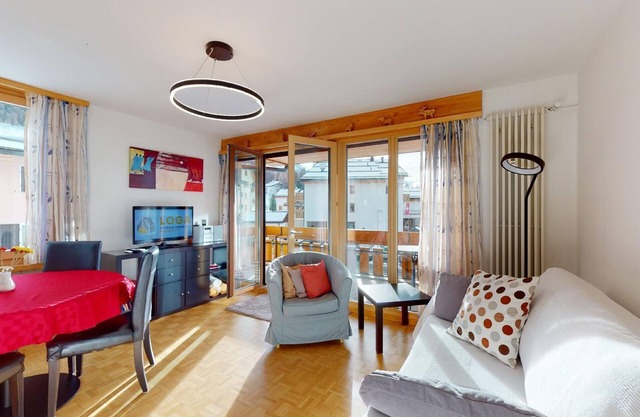 Bright 2-room apartment approx 45m2 on the 1st floor (2nd mezzanine), in a quiet