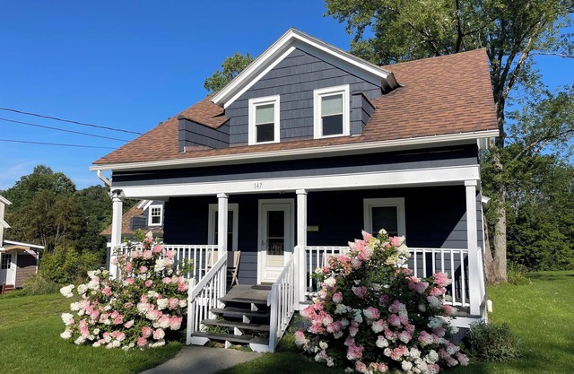Bright 3 bed 2 bath home!