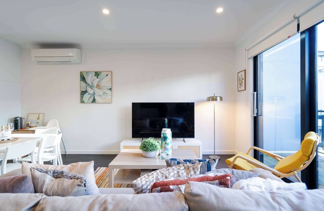 Bright 3BR 3 Level Townhouse Port Melbourne