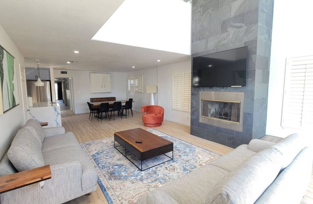 Bright 5 bdroom 3 bath w/Rooftop Deck by the Beach