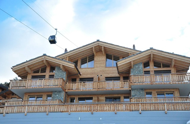 Bright 5 * Ski In, Ski Out Apartment on the slopes (3 bed, 3 bath)