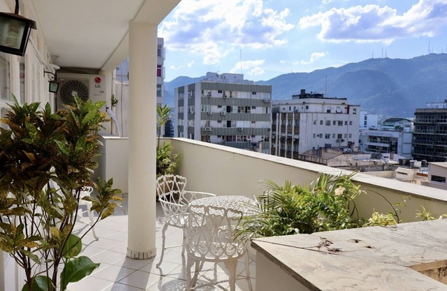 Bright and charming penthouse apartment, 2 blocks from Ipanema Beach.