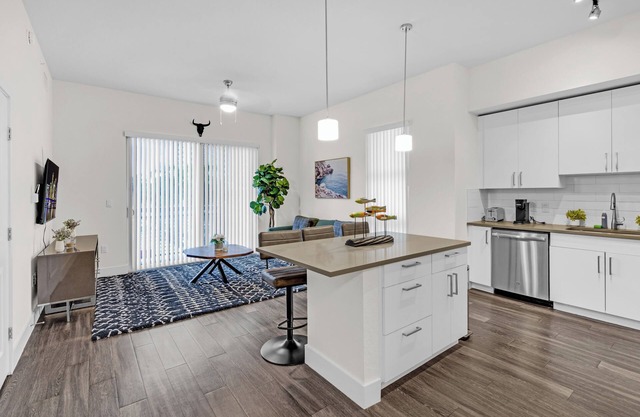 Bright & Airy 2BR on Biscayne with Free Parking