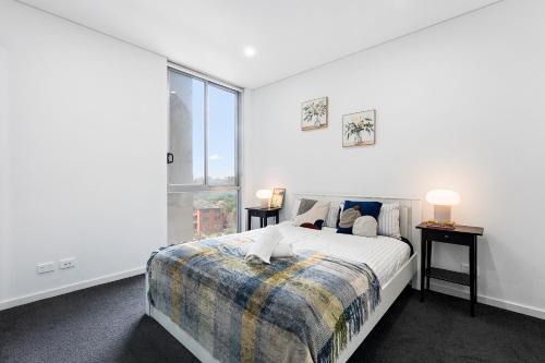 Bright & Airy 2BR - Steps to Station & Westfield