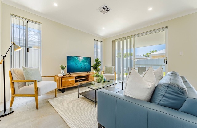 Bright & Airy 3-Bed House Near Rockingham Beach