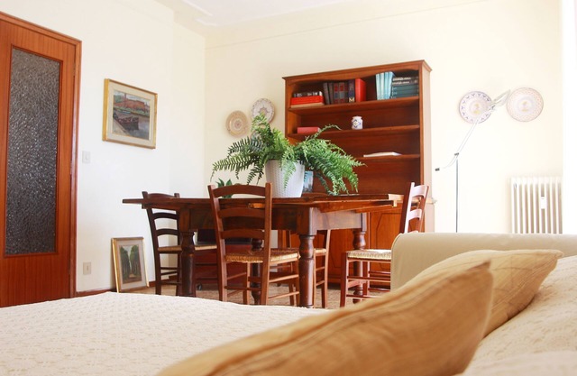 Bright, airy, 4 floor apartment, parking space with gates