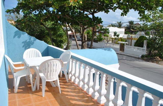 Bright, airy apartment, private balcony close to beach, 4 blks to town sqyare