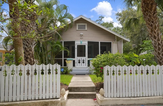 Bright, Airy, Beach Bungalow Near Downtown, St Armands, Longboat! Pet Friendly!