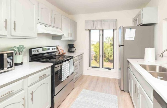 Bright & airy beach cottage, marsh & ocean views! Pool access