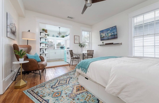 Bright Airy Luxurious Abode in Walkable Riverside