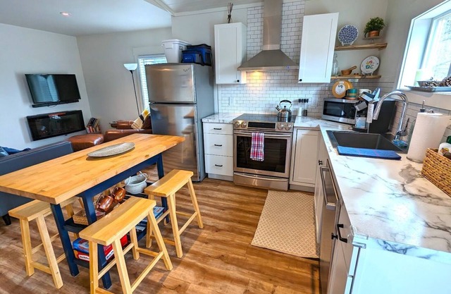 Bright and Charming Gateway to Glacier 1 Bed/1 Bath Apartment in Columbia Falls MT!