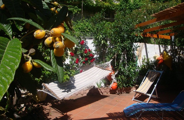 Bright and comfortable apartment, 400 meters from sea. Garden, Air-Con,Terrace.