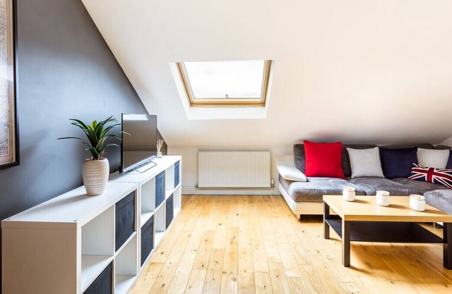 Bright and Cozy Clapham Nest