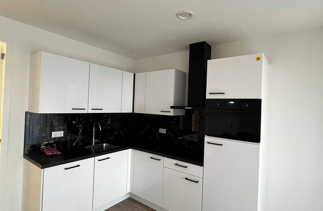 Bright and cozy stay with parking, WiFi, and modern amenities near scenic spots. Sleeps four guests.