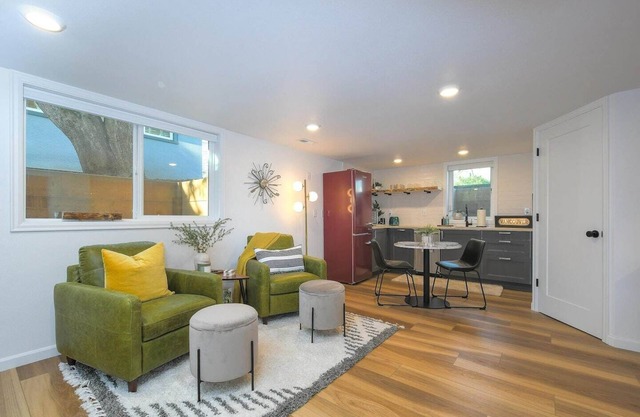 Bright and Modern Basement Apartment ✿ DT Neighborhood