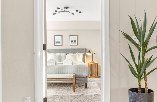 Bright and Modern Basement Apartment 14 miles to PDX