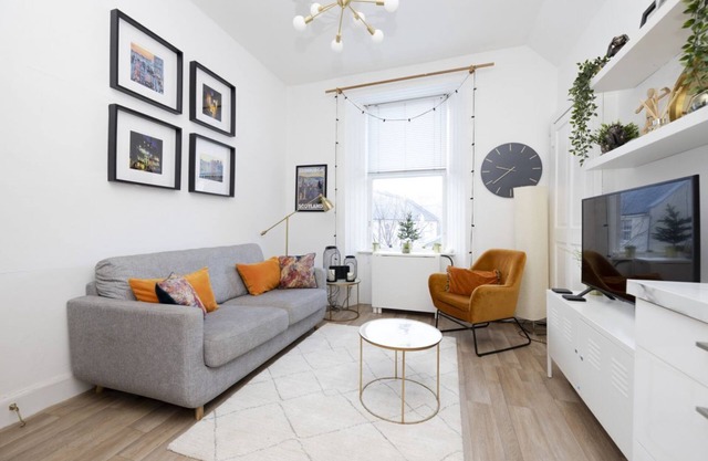 Bright and Modern Flat with Desk