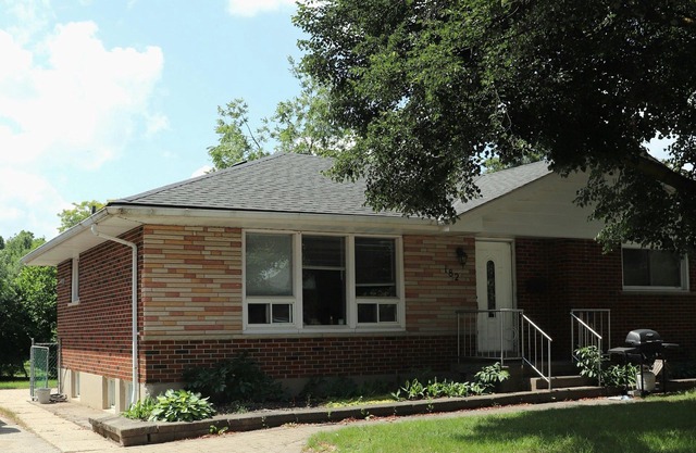 Bright and spacious basement apartment located minutes from Downtown.