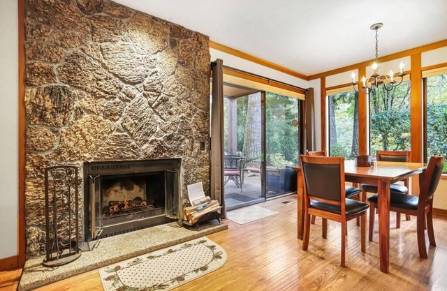 Bright and sunny Salmon River Condo, Fireplace, BBQ, Dog-Friendly
