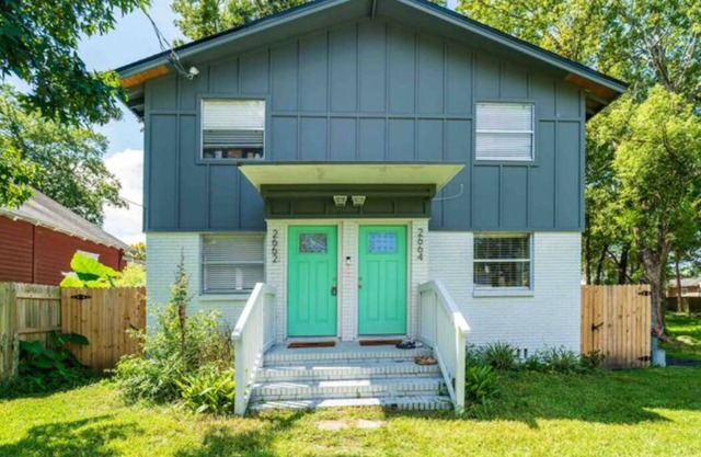 Bright and trendy, newly-renovated duplex in walkable Riverside