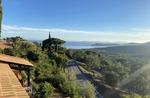 Bright apartment just a stone's throw from Saint-Tropez facing the sea and mountains