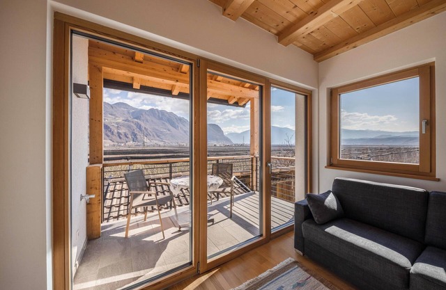 Bright Apartment "1 Weger" with Panoramic Mountain View, Wi-Fi & Balcony