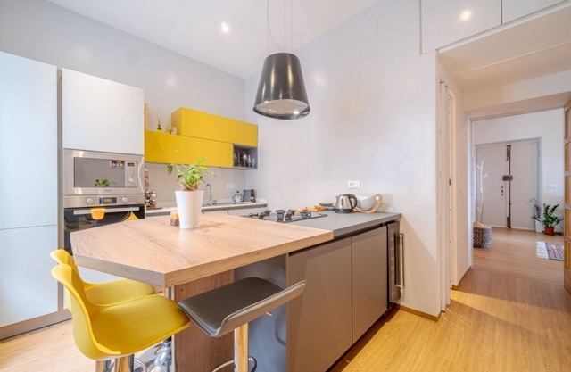 Bright apartment a stone's throw from Via Garibaldi