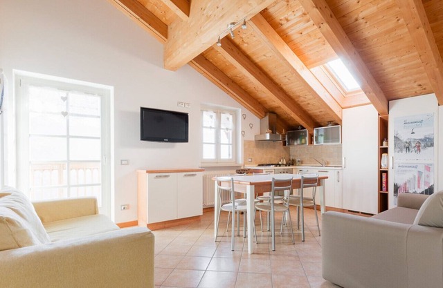 Bright apartment a stone's throw from the woods