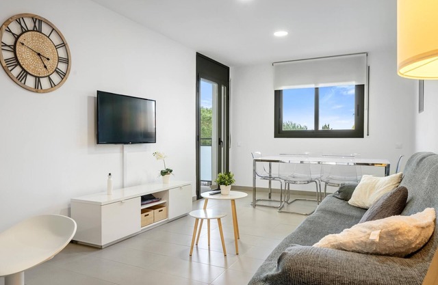 Bright apartment with pool only 100m beach