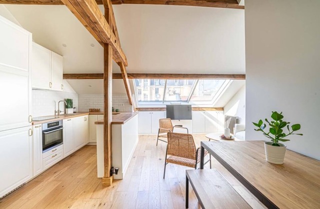 Bright apartment in 10th