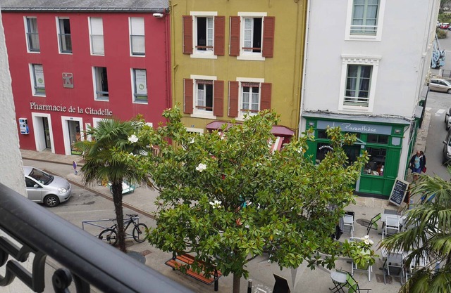 Bright Apartment in City Center for 4, Modern Kitchen, Near Shops & Transport