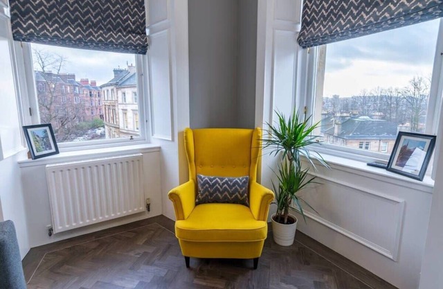 Bright apartment in Ideal West End Location