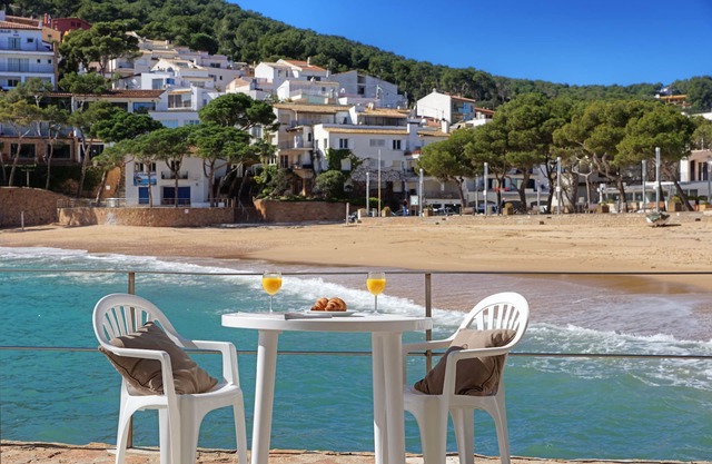 Bright apartment on the beach with sea views, ideal for relaxing with the family