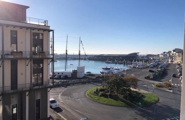 Bright apartment overlooking the port and close to shops