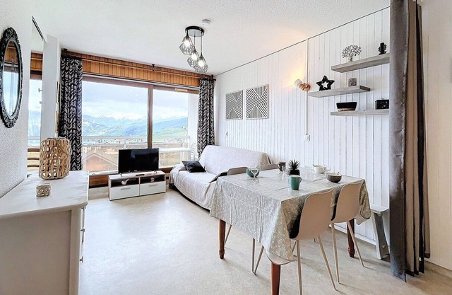 Bright apartment with balcony and slopes view, 5 pers