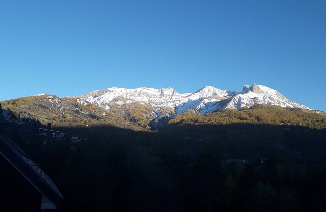 Bright apartment with mountain view and parking, 5 minutes from the nature base