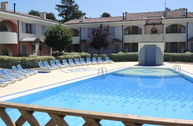 Bright apartment with swimming pool