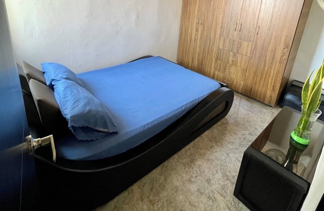 Bright Apt Close to Airport