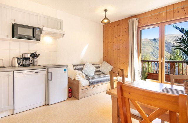 Bright apt 4/6 ppl, balcony, mountains view