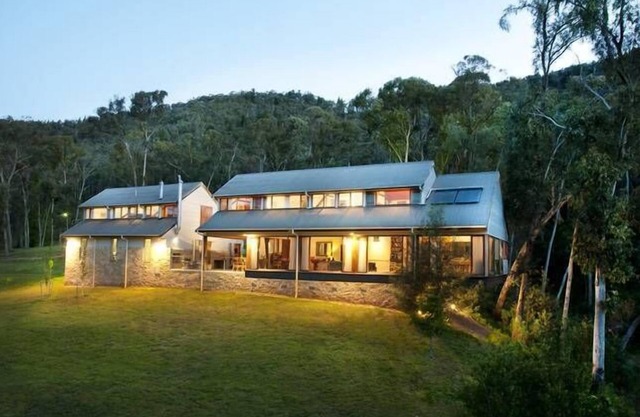 Bright Barn Retreat.Relax in style with 17 acres of stunning Alpine views