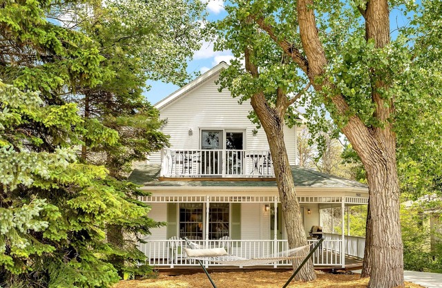 Bright & Beautiful - Family-Friendly, Newly Renovated, Steps to the Shore!