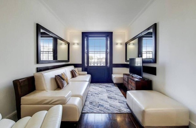 Bright Belgravia Apartment with Panoramic Views
