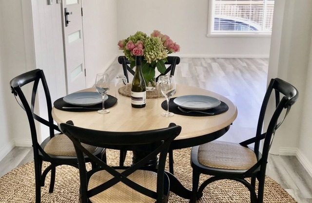 Bright charming 3 bedroom home & walking distance to Four Pillars Gin!